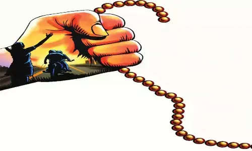 Woman robbed of 6 tolas gold jewellery while playing Bathukamma in Mulugu