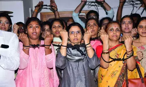 TDP leaders including Bhuvaneshwari participates in Nyayaniki Sankellu protest