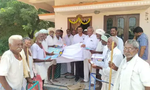 Wanaparthy: A social worker Krishna Reddy shows humanity