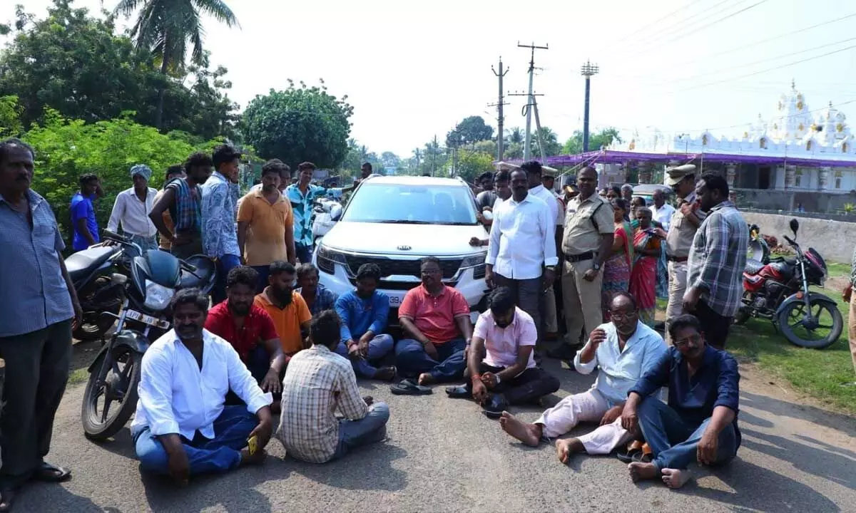TDP activists protest near Bandar fort temple in Machilipatnam on Monday