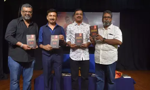 Journalist Sharanu Hullurs Nodalu Mareyadiri Marethu Nirasharagadiri book unveiled by Actor Ramesh Aravind