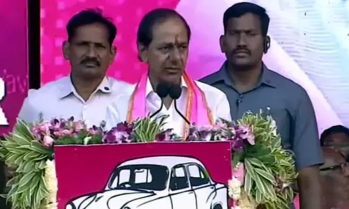 KCR praises KTR in Siricilla, says worked hard for welfare of weavers, lauds Harish in Siddipet