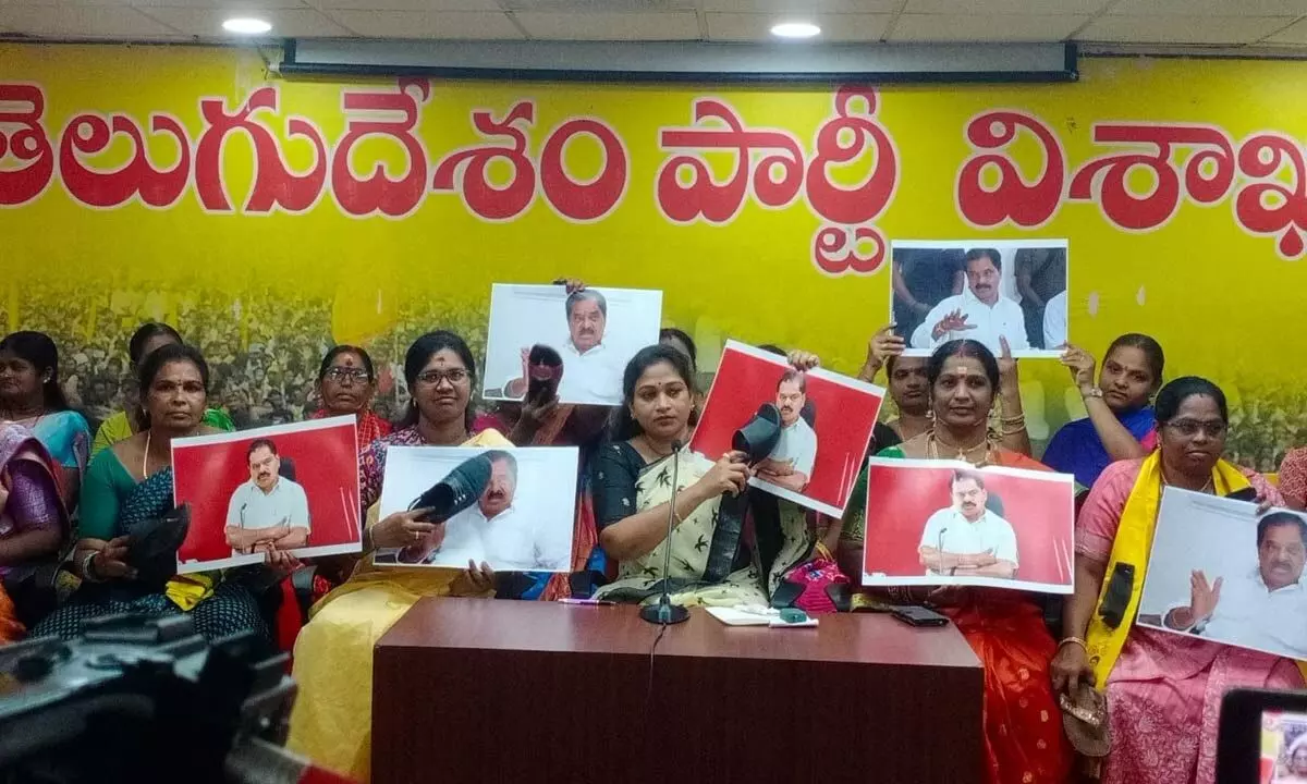 Telugu Mahila leaders fume at Dy CM Narayana Swamy