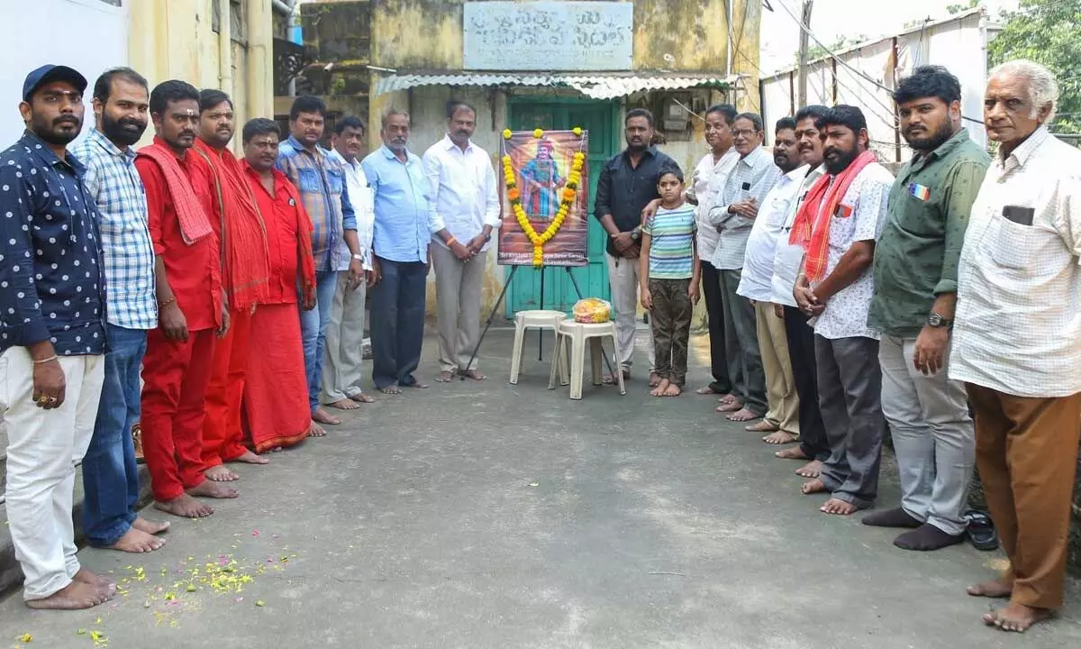 Members of Sri Krishna Devaraya Seva Samiti paying tributes to Krishnadevaraya in Rajamahendravaram on Tuesday