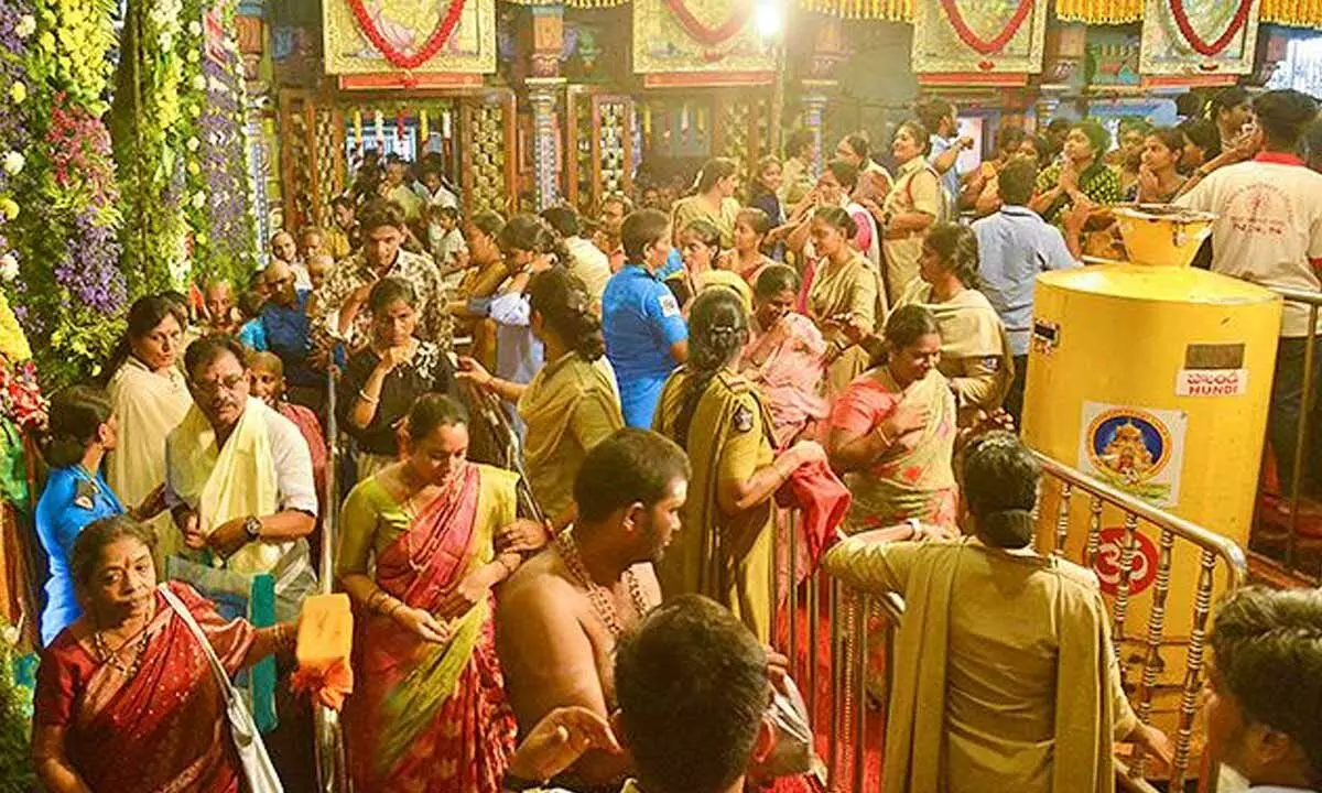 Goddess Kanakadurga appears as Sri Mahalakshmi to Devotees on fourth day of Navaratri