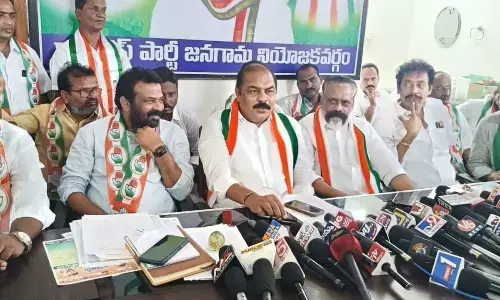 Jangaon DCC president and former MLA Kommuri Prathap Reddy speaking to media persons in Jangaon on Tuesday