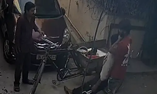 Scrap dealer knocked out using Jiu-Jitsu chokehold by three robbers, two held