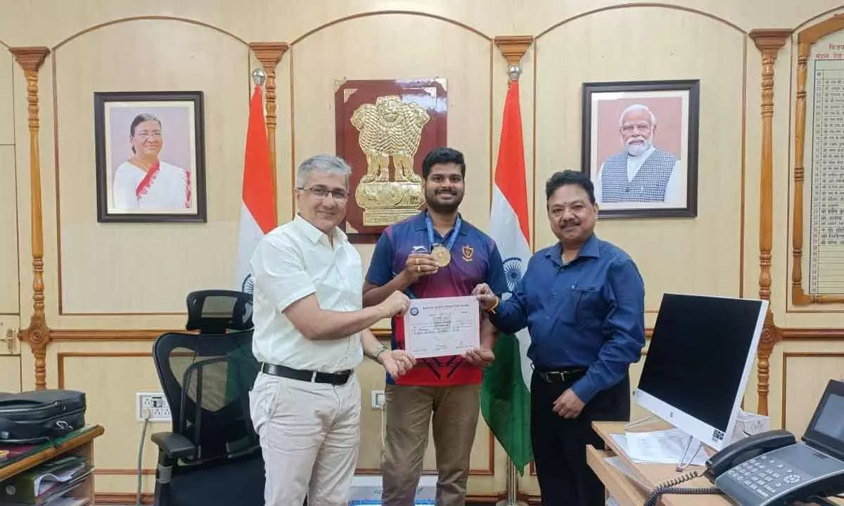 Vijayawada: Divisional Railway Manager lauds archery gold medal winner