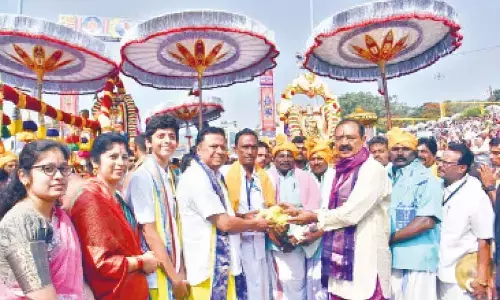 JSP leader Pasupuleti Hariprasad handing over Rs 1 lakh cash to TTD Chairman Bhumana Karunakar Reddy in Tirumala on Thursday