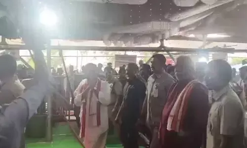 CM Jagan offers Silk robes to the Goddess Sri Kanaka Durga