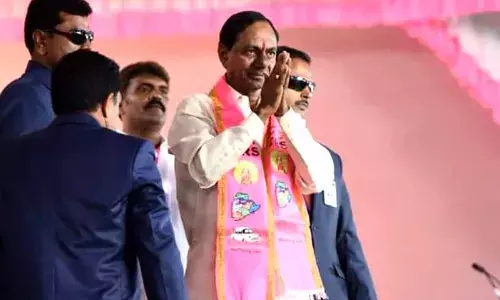 KCR meets Gajwel leaders, says he wont leave the constituency