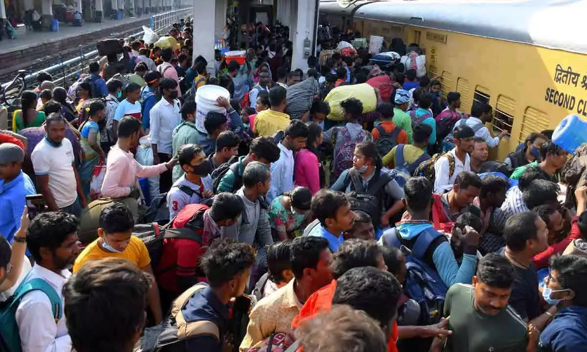 Railway and Bus stations in Hyderabad crowded ahead of Dussehra festival