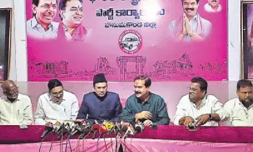 Gandhis lack understanding  of Telangana, says Vinay
