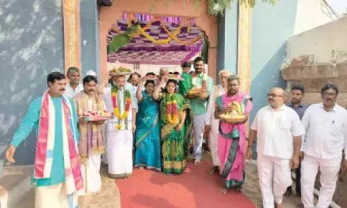 Kurnool: Collector presents ‘silk clothes’ to Goddess Jogulamba