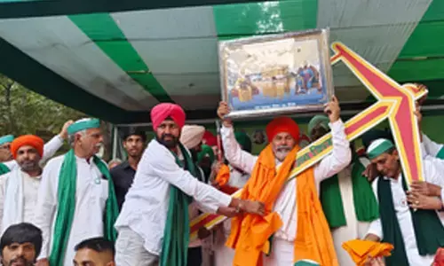 Rakesh Tikait joins farmers protest in Greater Noida