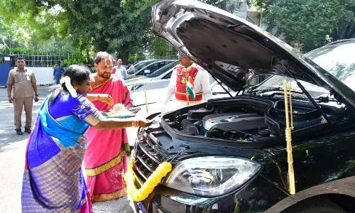 Guv Tamilisai Soundararajan performs Ayudha Puja at Raj Bhavan