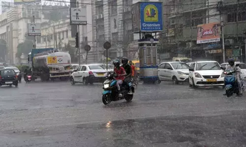 Durga Puja: Rain spoils festive mood in Kolkata