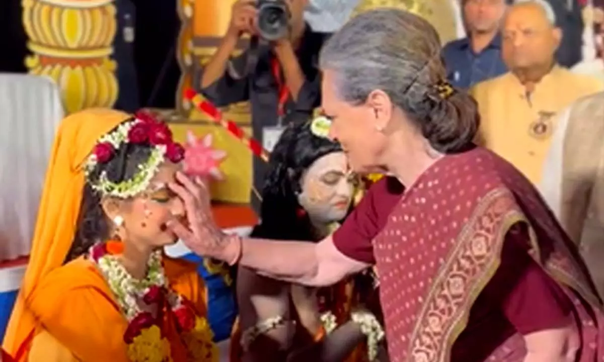 Sonia Gandhi participates in Dussehra celebrations at Red Fort