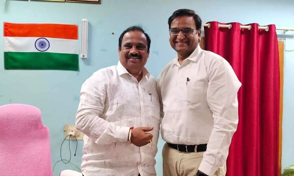 Deputy City Planner Town Planning Section Krishna Mohan called on Deputy Commissioner GHMC Rajendranagar Ravi Kumar and extended Dussehra greetings on Wednesday