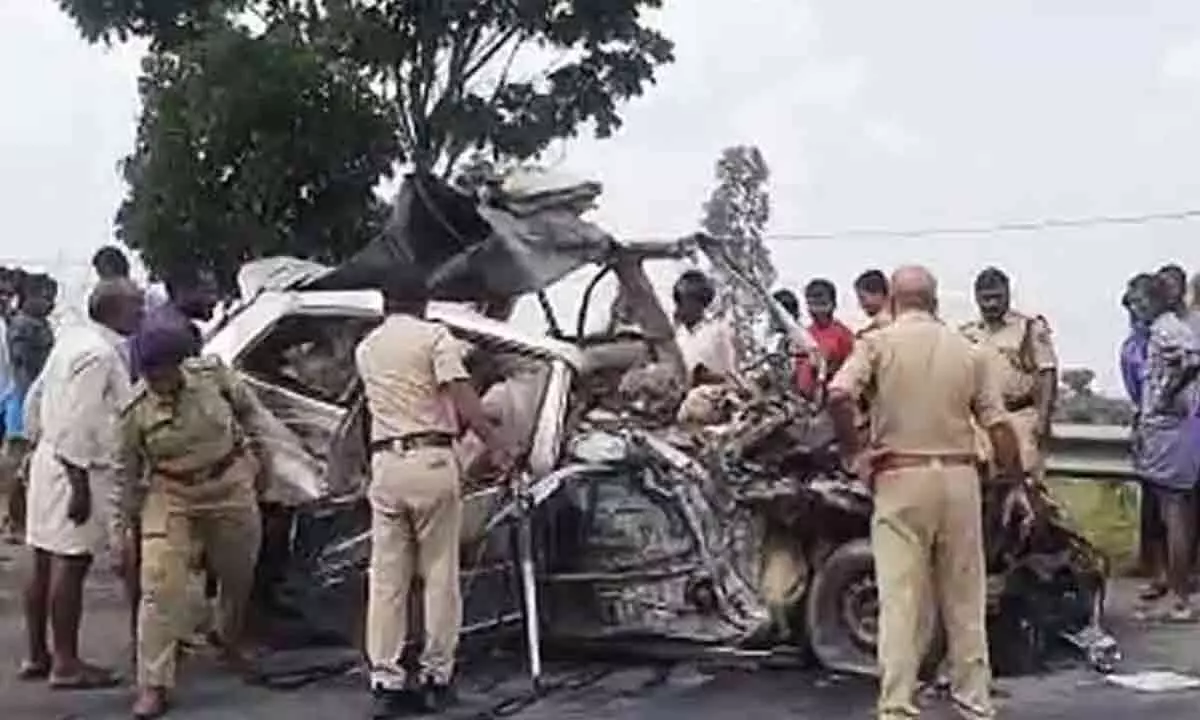 8 belonging to Andhra Pradesh dies in a road accident in Karnataka