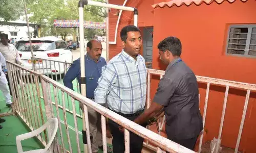 Nellore: Collector  M Harinarayanan inspects EVMs