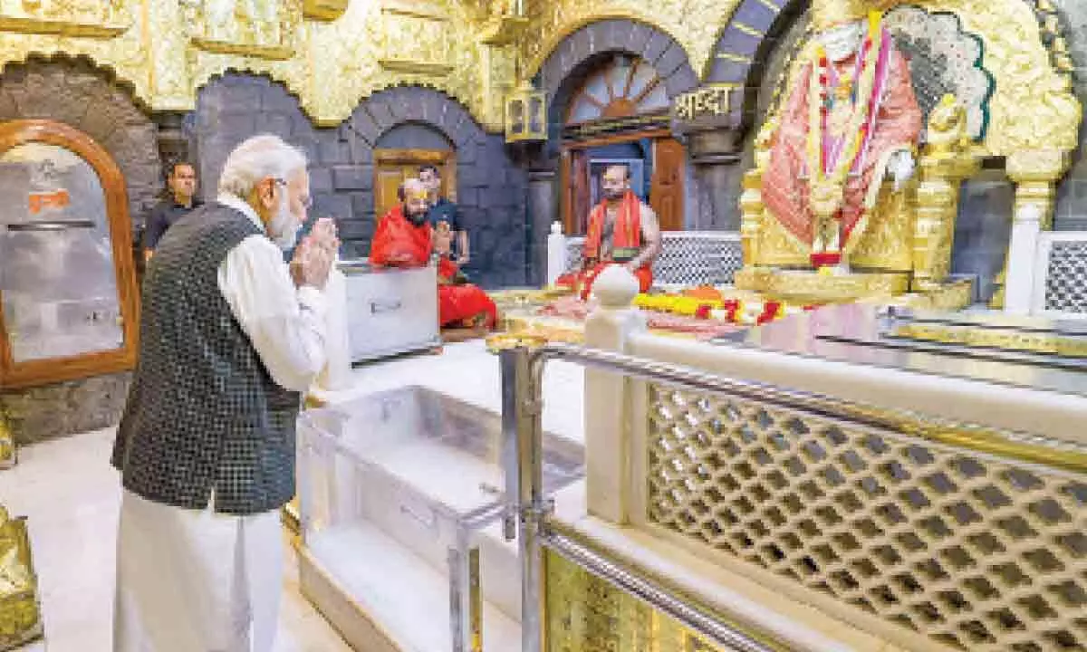 Narendra Modi performs puja at Shirdi Saibaba temple