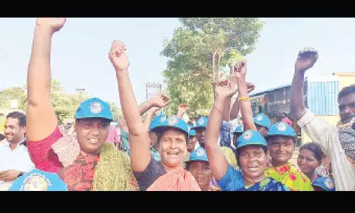 Women take part in Samajika Sadhikara yatra in Tenali on Thursday