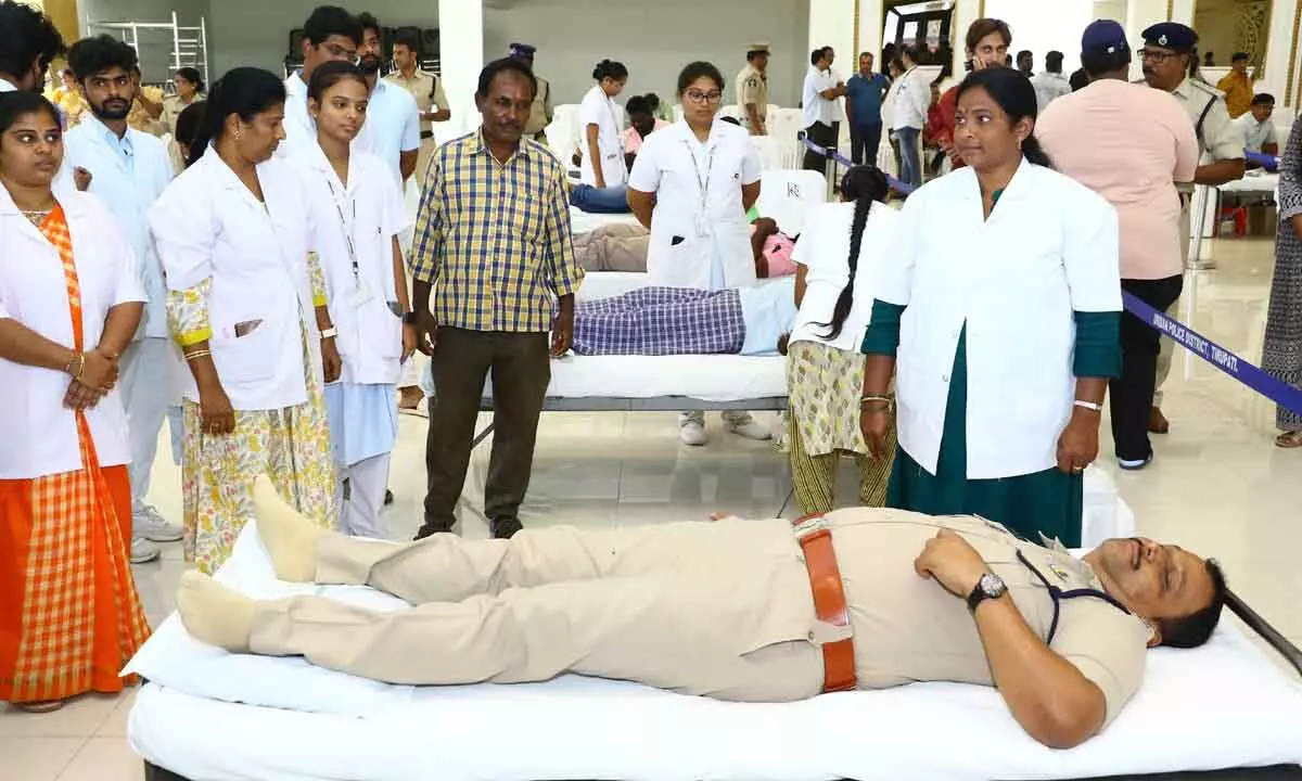 Tirupati district SP P Parameswara Reddy donating blood at the blood donation camp held in Tiruchanur on Saturday