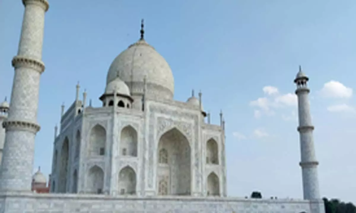 Taj Mahal by moonlight thrills tourists