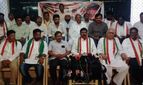 PCC president Rudra Raju addressing the media at Rajiv Gandhi Bhavan in Guntur on Saturday. PCC working president SK Mastan Vali is also seen.