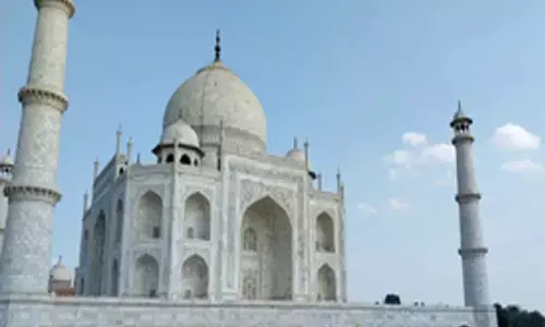 Taj Mahal by moonlight thrills tourists