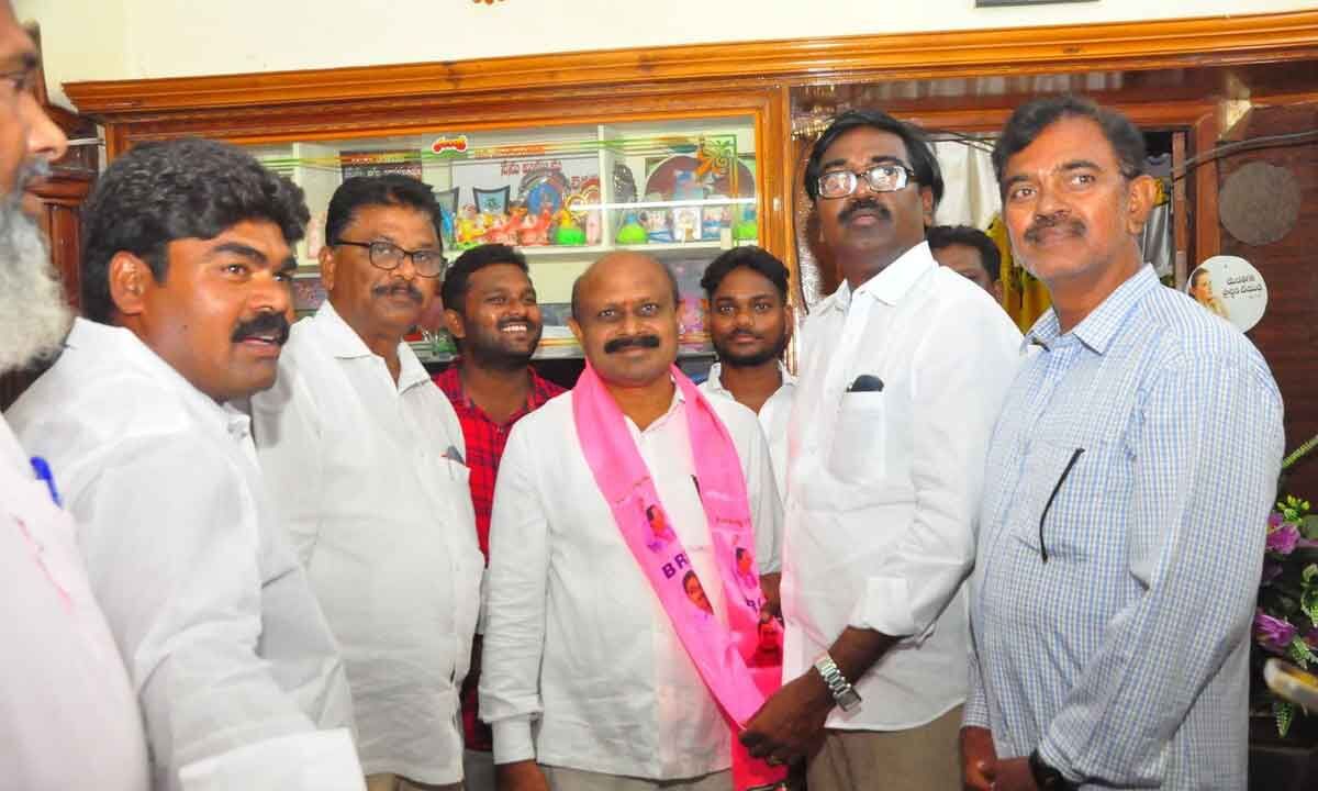 Khammam: Many Congress leaders join BRS