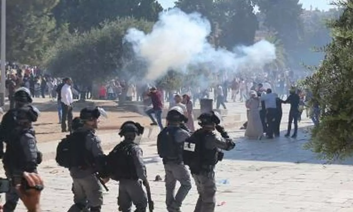 Palestinian stabs Israeli police officer, shot dead