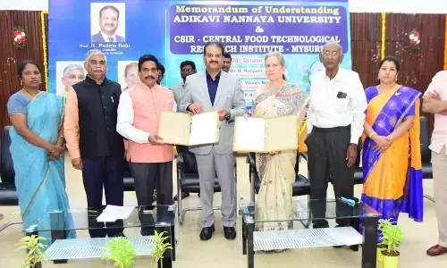 Officials exchanging MoU in the presence of AKNU Vice-Chancellor Acharya K Padma Raju in Rajamahendravaram on Sunday