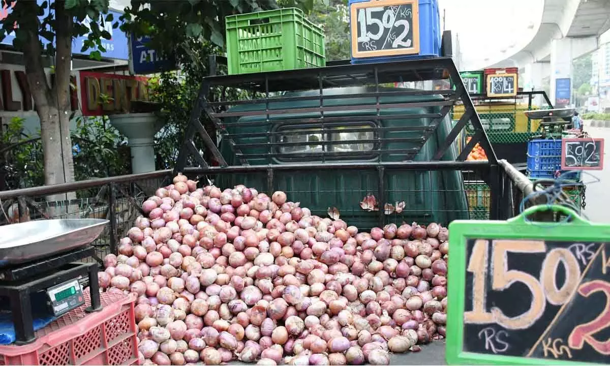 Hyderabad: Low-grade onions flood city markets