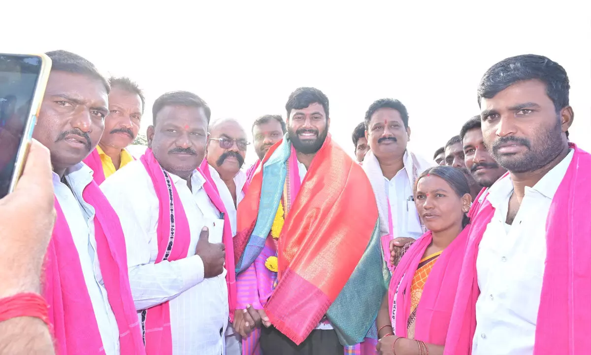 Bandla Sai Saketh, son of Gadwal MLA being welcomed by BRS cadres during his election campaign