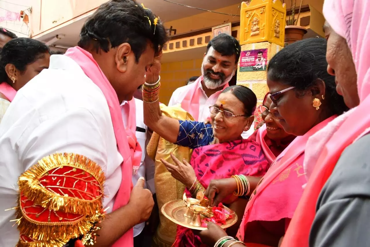 Talasani Srinivas Yadav receives warm welcome at Begumpet during campaign