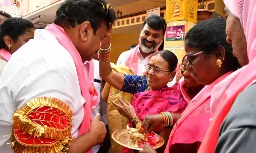 Talasani Srinivas Yadav receives warm welcome at Begumpet during campaign