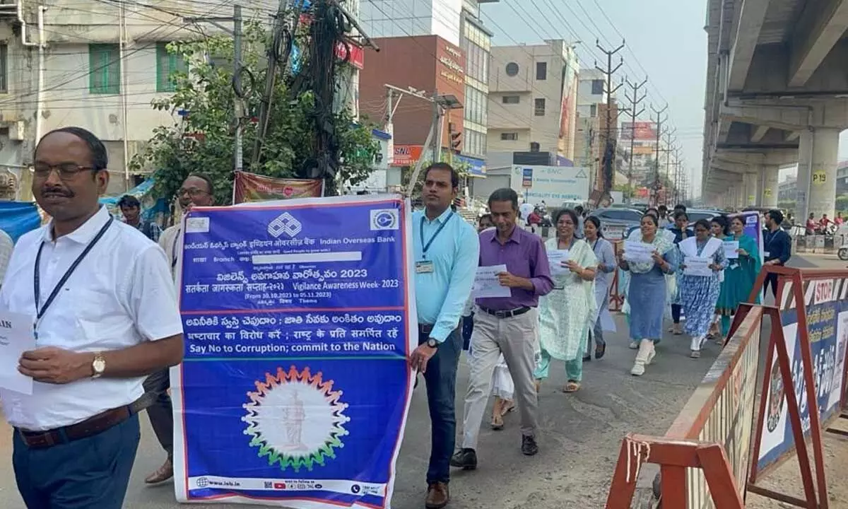 Indian Overseas Bank officials organising a Vigilance Walk in Vijayawada on Tuesday