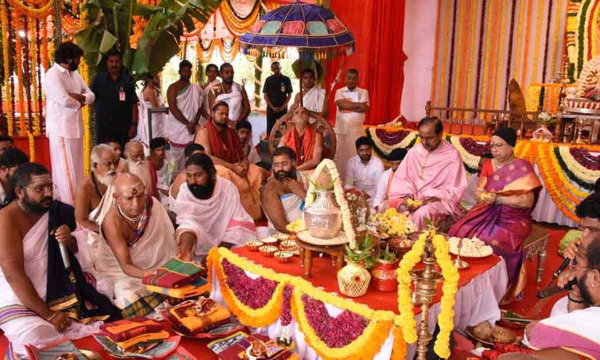 KCR Begins Subrahmanyeshwara Yagam At His Farm House In Erravalli