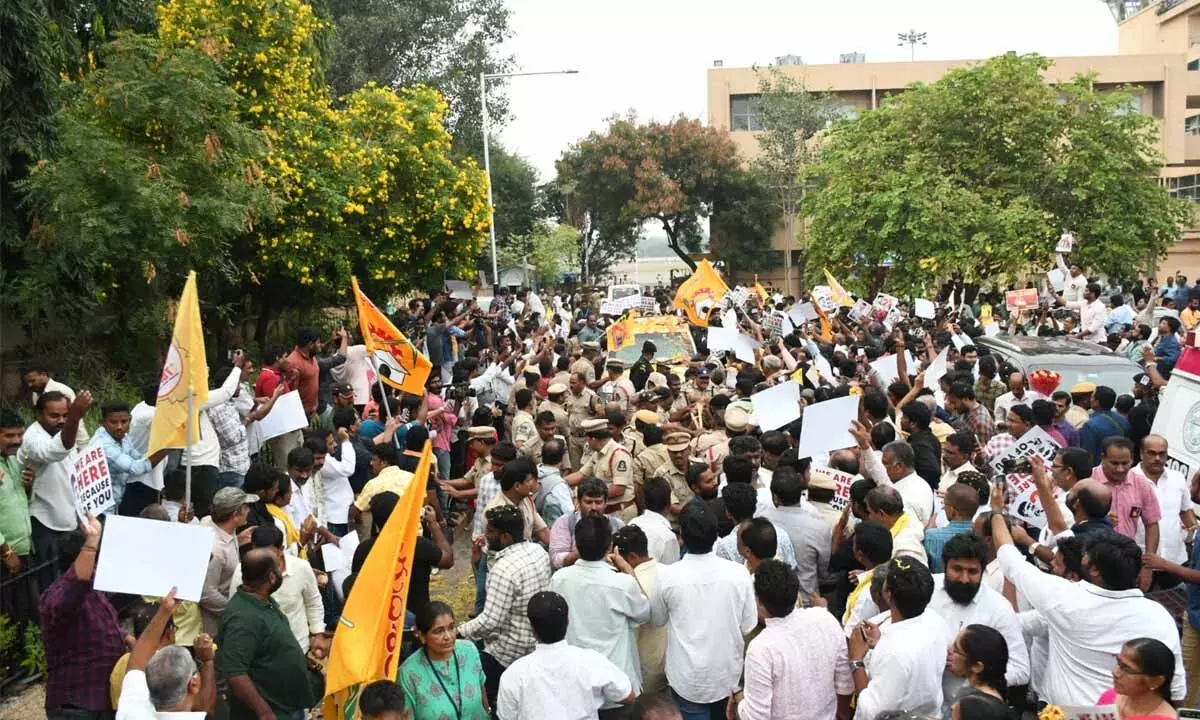 Chandrababu Naidu reaches Hyderabad to grand welcome by supporters