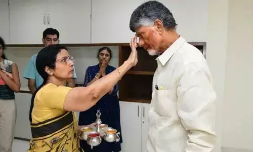 Emotional scenes as TDP chief Chandrababu Naidu returns home after interim bail