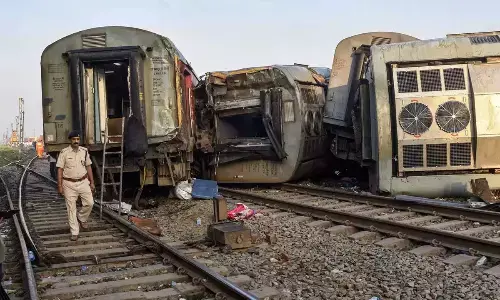 Suhaildev Express Train Derails At Prayagraj Railway Station In Uttar Pradesh