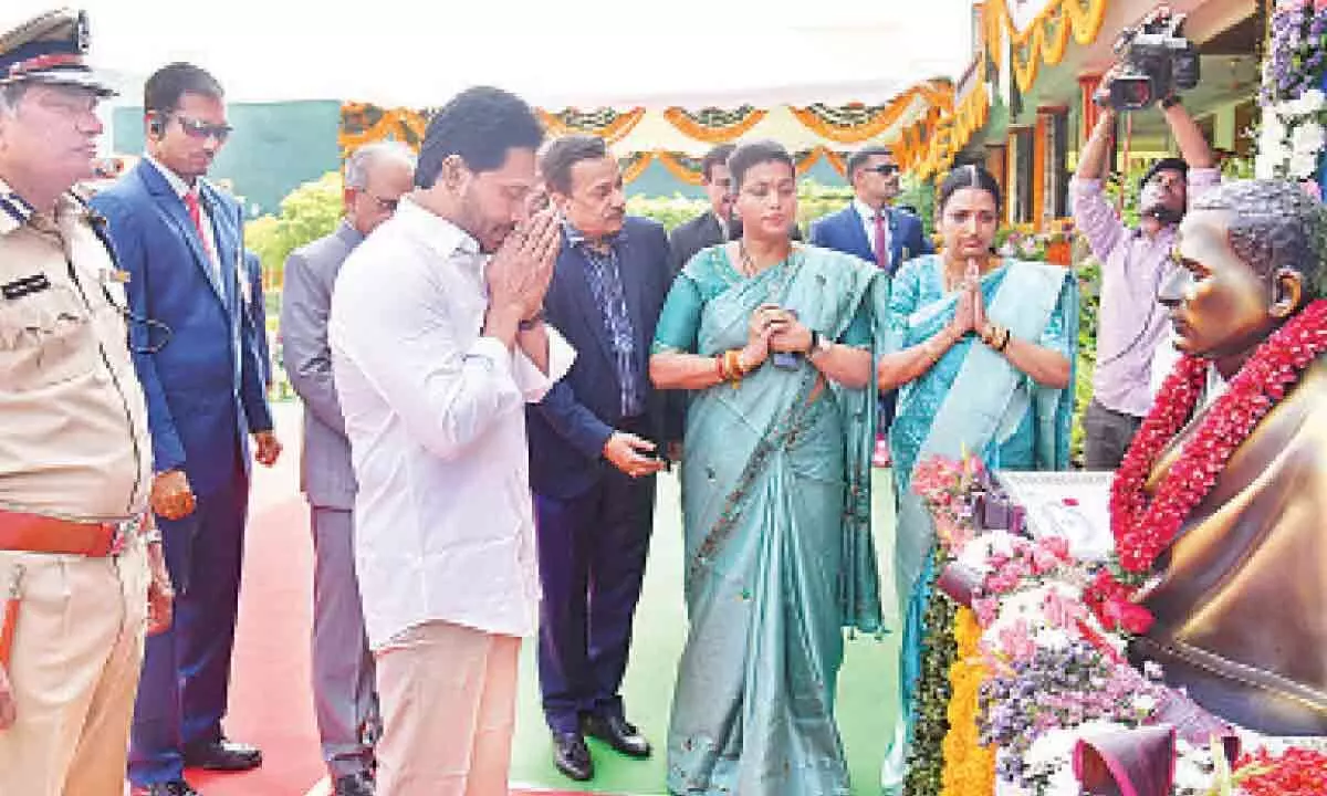 Vijayawada: CM YS Jagan Mohan Reddy pays tributes to Potti Sriramulu
