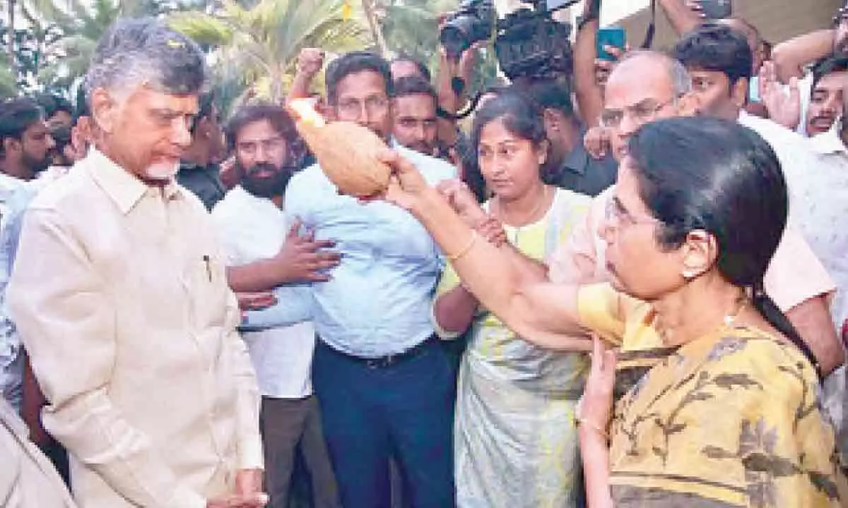 Vijayawada: N. Chandrababu Naidu reaches home to emotional welcome