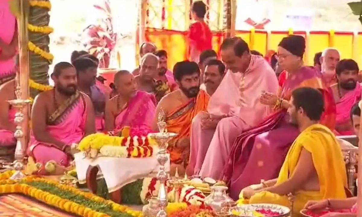 KCRs Rajashyamala Yagam continues on second day, Yatra seva to be performed