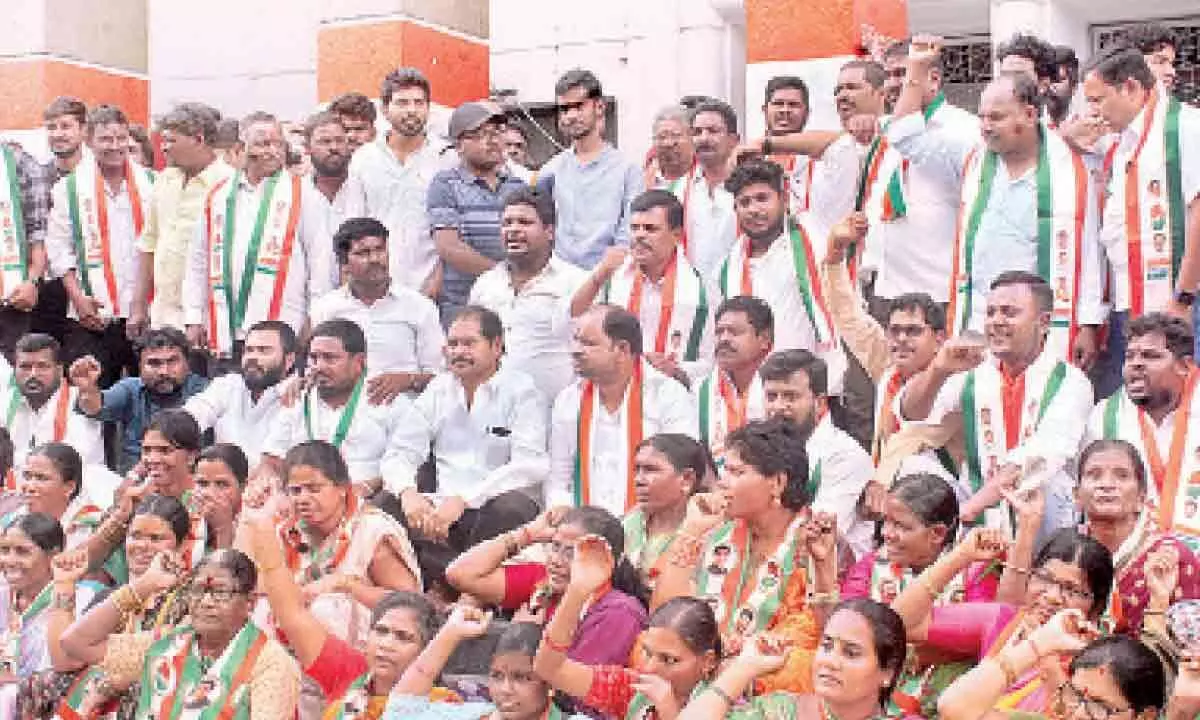 Hyderabad: Aspirants try to grab Rahuls attention