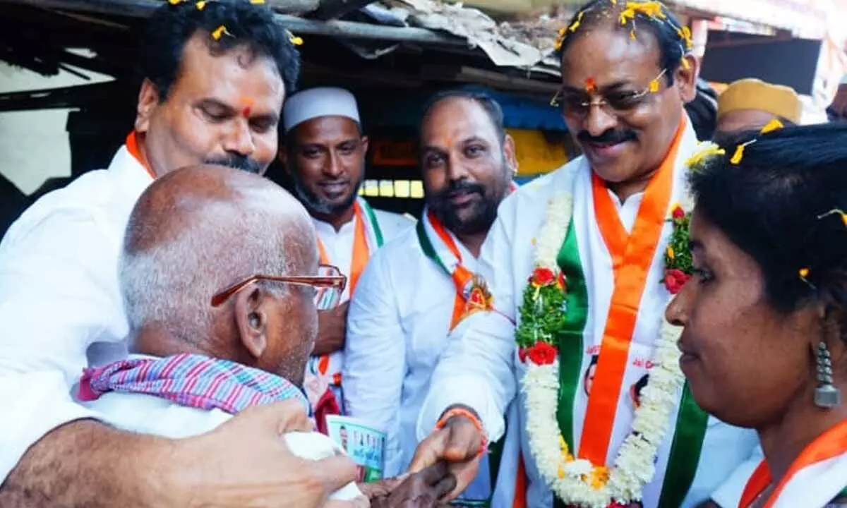 Kukatpally Congress candidate campaigns door-to-door in old Bowenpally