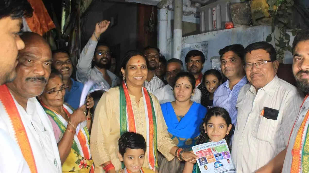 Khairatabad candidate Vijaya Reddy promotes Congress six guarantees to people
