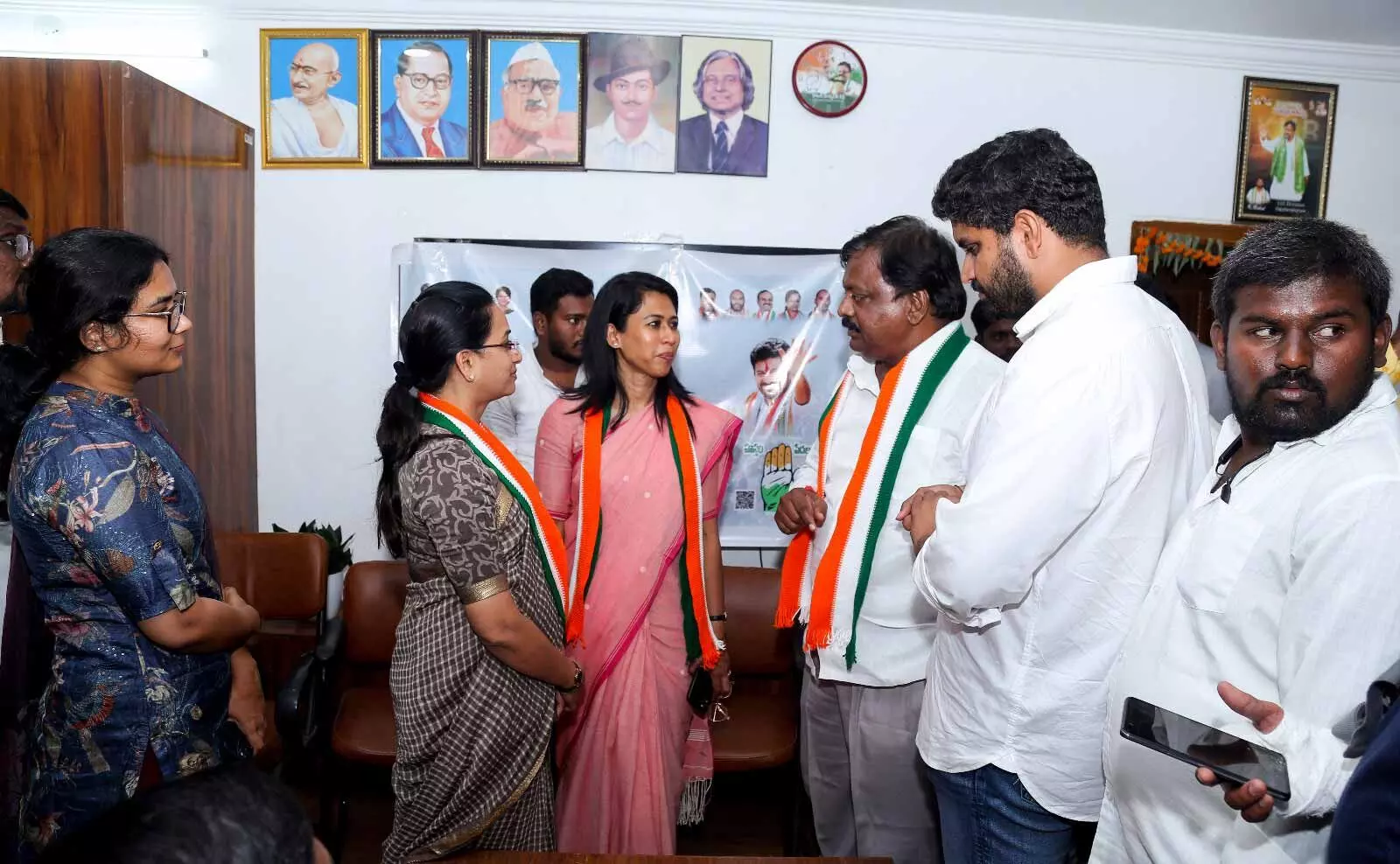 Quthbullapur Congress candidate briefs AICC team on Congress prospectus in constituency